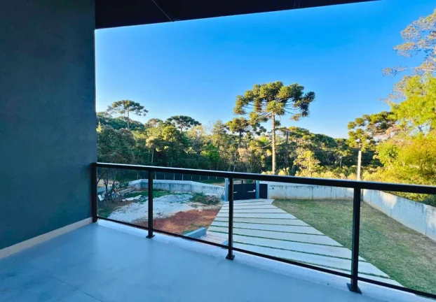 Imagem Refúgio Contemporâneo na Vila Siomara: Design, Terreno Plano e o Silêncio das Araucárias