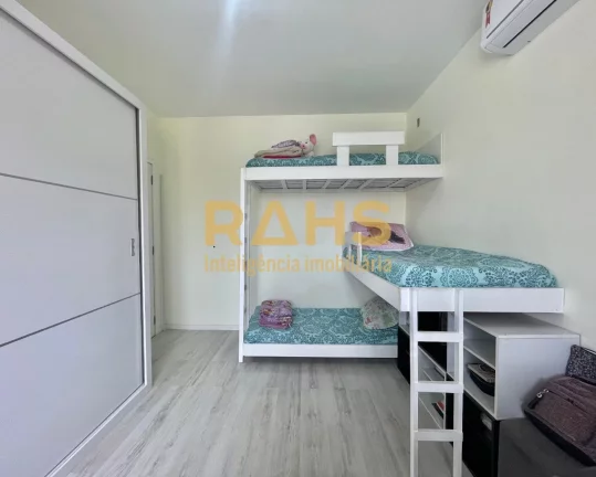 Imagem Casa Plana Parcialmente Averbada, aceita financiamento, com 1 suíte e 2 quartos, 2 vagas de garagem...