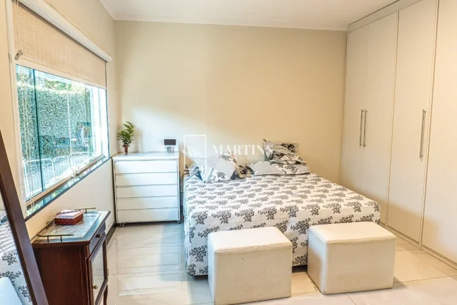 Imagem Casa com vista para o Lago - SHIS QI 28
Projeto assinado por Lauro Rocha em terreno elevado de 776 m...