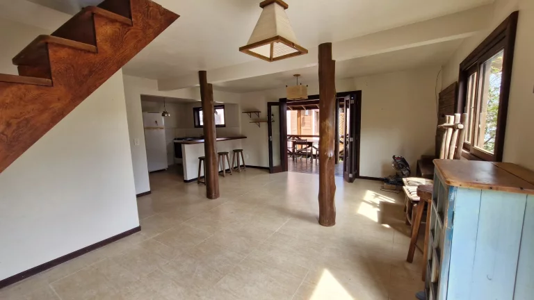 Imagem Duas casas à venda na Praia da Ferrugem, Garopaba. Vista para a lagoa, 260m² de terreno, documentação ok e ótima localização.