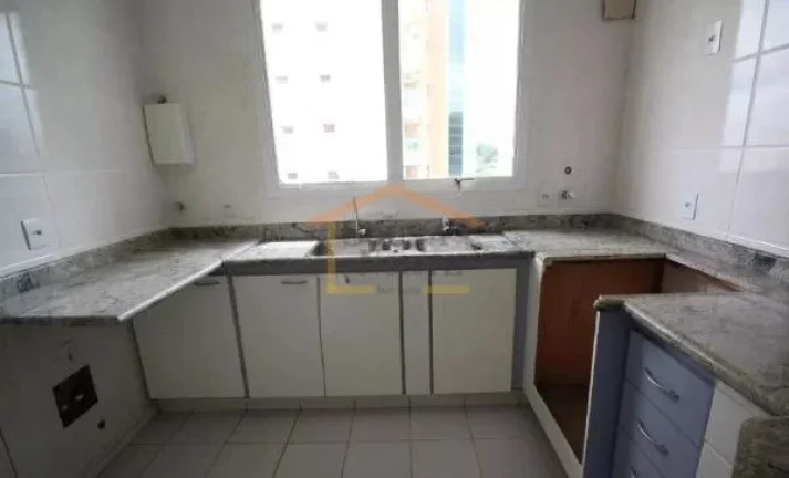 Imagem Apartamento de 264 m² com 4 dormitórios, sendo 4 suítes, 6 banheiros, contando com varanda, banhe...