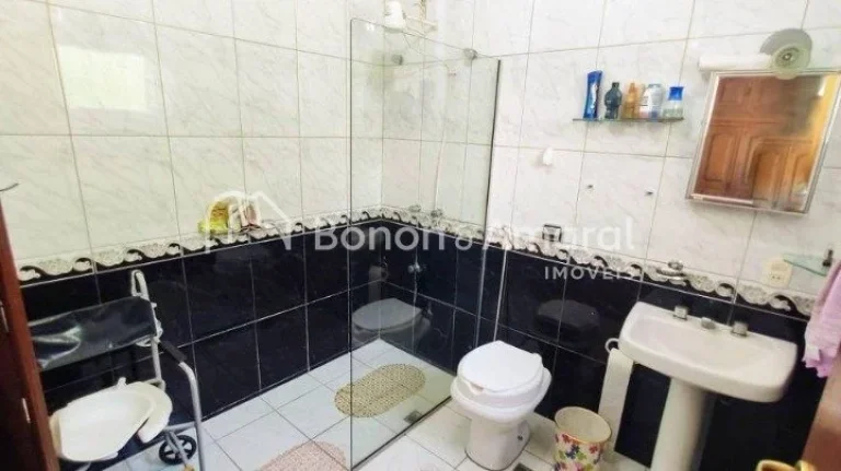 Imagem Casa com vista panorâmica para bosque, construída em rua tranquila sem saída. Na área social, en...