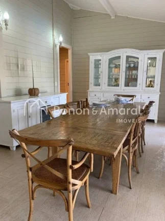 Imagem Esta encantadora residência de estilo provençal francês está situada no Condomínio Moinho dos V...
