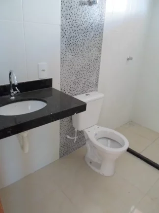 Imagem Casa Linear composta por: 2 quartos, sendo 01 suite, Sala de estar e jantar, Banheiro Social, Cozinha Americana, área de serviço, vaga de garagem; ár