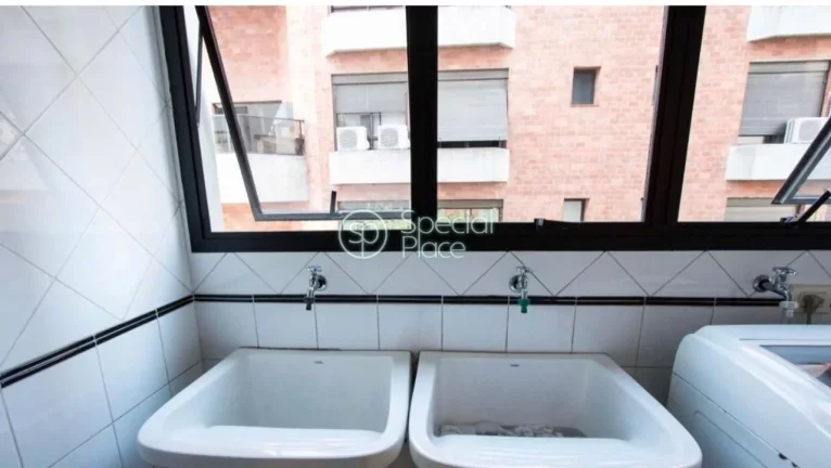 Imagem Ótima oportunidade no Real Parque. Apartamento original com 256m2 de área privativa, 4 dormitório...