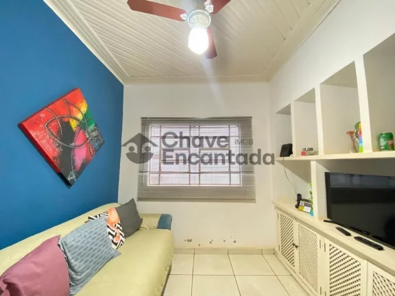 Imagem Casa no centro com quintal amplo e varanda coberta