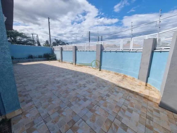Imagem Casa térrea, alto padrão, de esquina e apenas 150 metros da praia, à venda