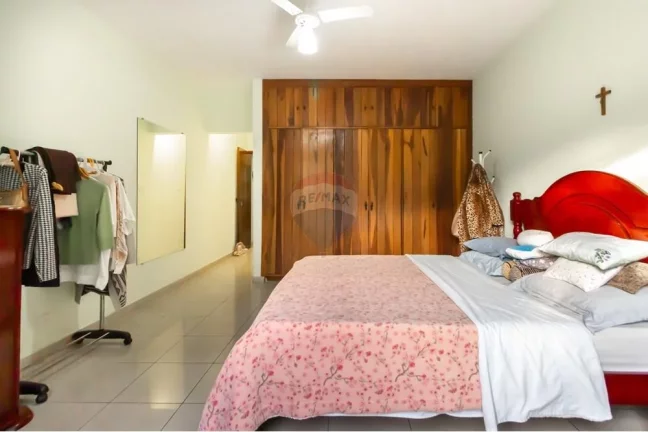 Imagem Casa com 4 dormitórios, 2 suítes, 5 banheiros, 3 vagas de garagem.