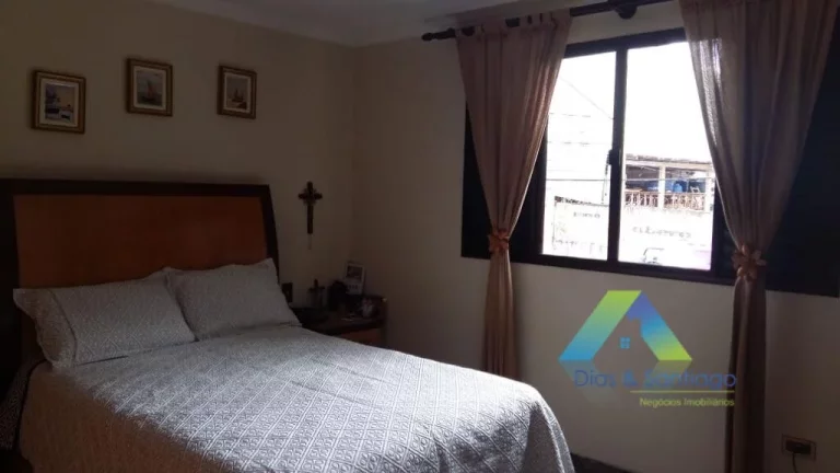 Imagem Lindo sobrado com 3 dormitórios, 4 vagas de garagem em bairro calmo e com amplo comercio nas proximidades, fácil acesso a principais avenidas.