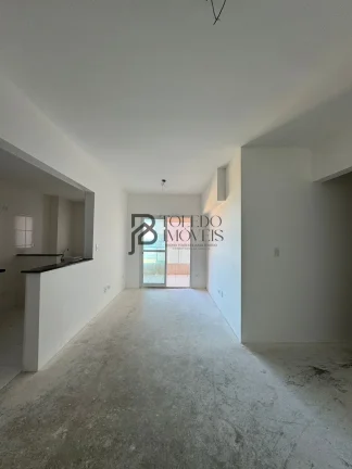 Apartamento de 2 dormitórios sendo 1 suíte, prédio frente mar no bairro Vila Mirim - Praia Grande