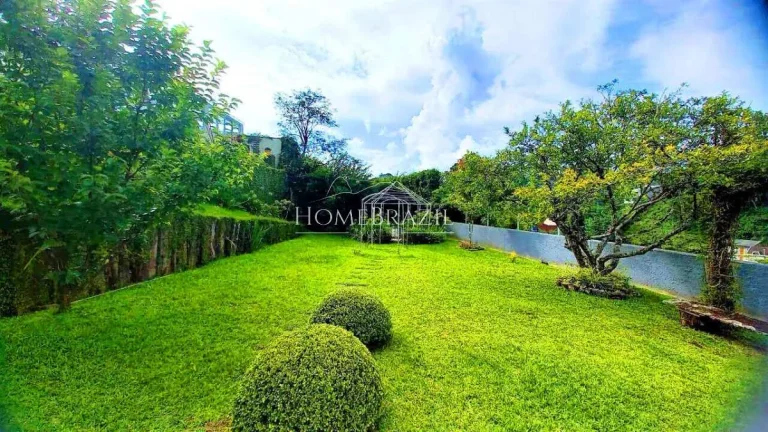 Imagem Sobrado à Venda na Vila Inglesa em Campos do Jordão | Amplo Jardim e Excelente Insolação