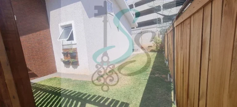 Imagem Oportunidade única: Casa térrea em condomínio no Balneário Tropical em Paulínia-SP, 2 quartos, 1 sala, 1 banheiro, 2 vagas de garagem, 78,40 m² de área. Venha viver com conforto e segurança!