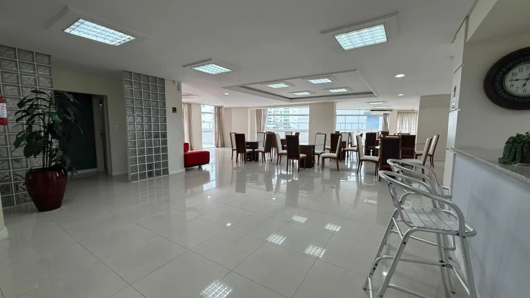Imagem Apartamento com 2 dormitórios sendo 1 suíte e 1 vaga de garagem em Balneário Camboriú/SC