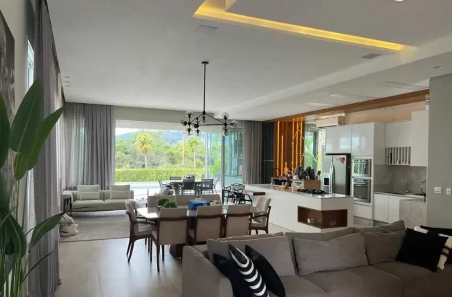 Imagem Casa de alto padrão com 4 suítes e 8 vagas de garagem no Centro de Camboriú
