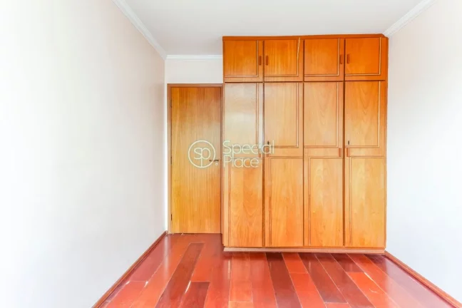 Imagem Apto rico em iluminação natural e repleto de janelas grandes. Vista eterna e para as arvores e o m...