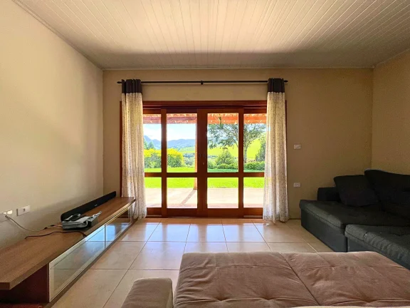 Imagem Refúgio de Charme e Sol: Chácara Plana com Vista Eterna para o Baú em São Bento do Sapucaí