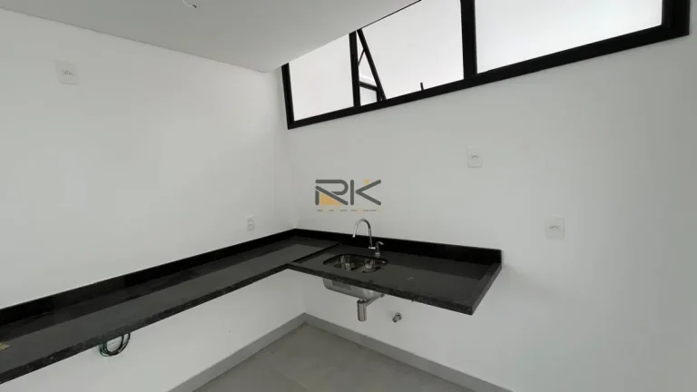 CASA EM CONDOMINIO À VENDA