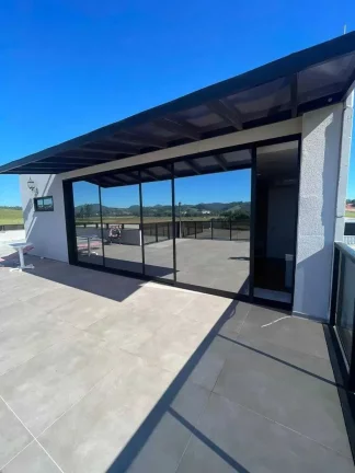 Imagem Casa em hangar com 3 suítes e 2 vagas de garagem entre Itajaí e Brusque.