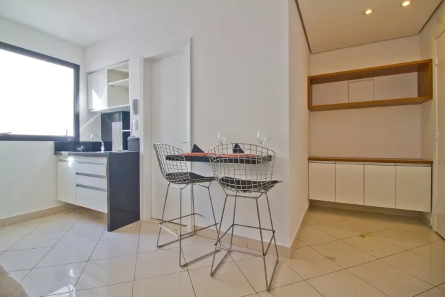 Imagem Apartamento 34M² Reformado, 1Q, 1 Banheiro, 1 Vaga, Varanda, Piscina, Academia, Salão de Festas, Sol da Manhã, Portaria 24h.
