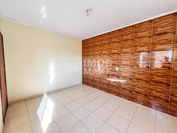 Imagem Descubra o conforto e a praticidade de viver em uma casa espaçosa à venda em Samambaia Sul, com 279m² de área útil. Este imóvel conta com 3 dormitórios, sendo 1 suíte, além de 3 banheiros, proporci