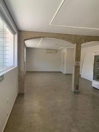 Imagem Galpão Comercial à Venda ou Locação em Sorocaba-SP: 4 Salas, 4 Banheiros, 10 Vagas de Garagem, 303m² no Jardim Pires de Mello.