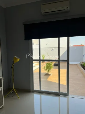 Imagem Sala com dois ambientes: jantar (com armários) e estar (com lareira a gás).
Sala de TV (com armár...