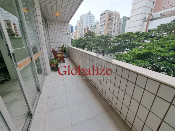 Imagem Apartamento à venda com 345m², 3 dormitórios, 2 suítes, closet, 2 vagas, dependência, quadra da praia por R$ 1.600.000,00 no Gonzaga em Santos