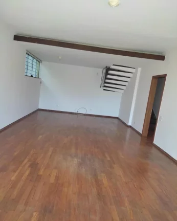 Imagem Lindo sobrado com piscina, hidromassagem,3 dormitórios 3suitsFl55