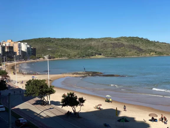 Imagem Em localização privilegiada da Praia do Morro de frente para o mar 3 quartos sendo duas suítes duas vagas de garagem