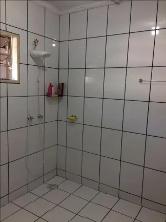 Imagem Casa com ar condicionado para sala e cozinha, cozinha com armários,2 dormitórios, sendo um com arm...