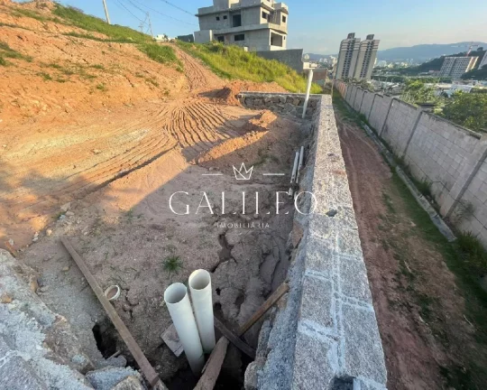 Imagem Vende Lote em Construção com 656 m² Horto Florestal - Jundiaí- SP - Área construída construída 358 m² - projetos, fundação, piscina e muro de arrimo.