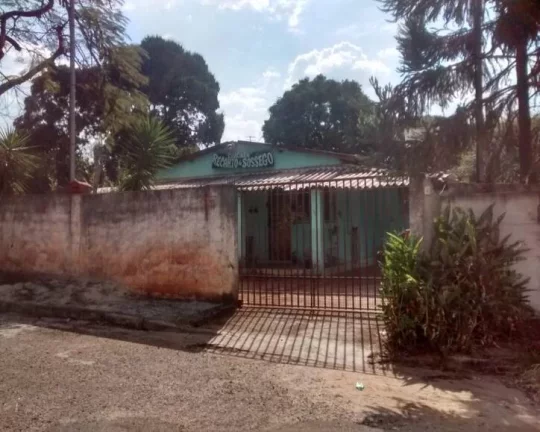 EXCELENTE SITIO, COM 3 QUARTOS, SALA, COZINHA, BANHEIRO, SENDO UMA SUITE, COM FOGÃO DE LENHA E VARA...