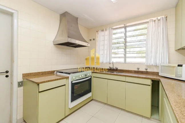 Imagem Esta residência se destaca pela planta generosa e ambientes amplos, oferecendo conforto, funcionali...
