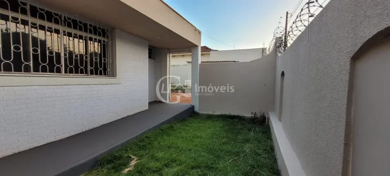 Imagem Casa Comercial para Locação no Bairro Amambaí em Campo Grande-MS: 6 Salas, 7 Banheiros, 20 Vagas de Garagem e 250m² de Área.