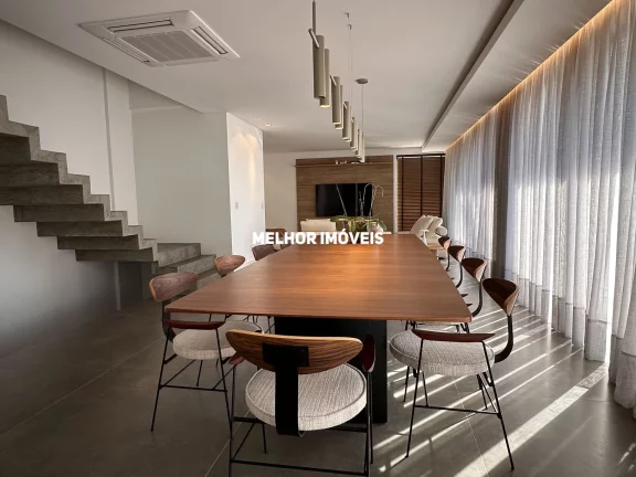 Imagem Casa finamente mobiliada á venda com 4 suítes, 4 vagas de garagem em condomínio fechado na Barra em Balneário Camboriú.