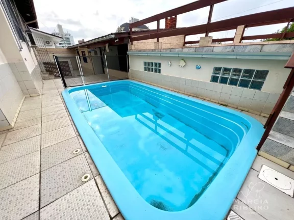Imagem Casa com Piscina na Trindade