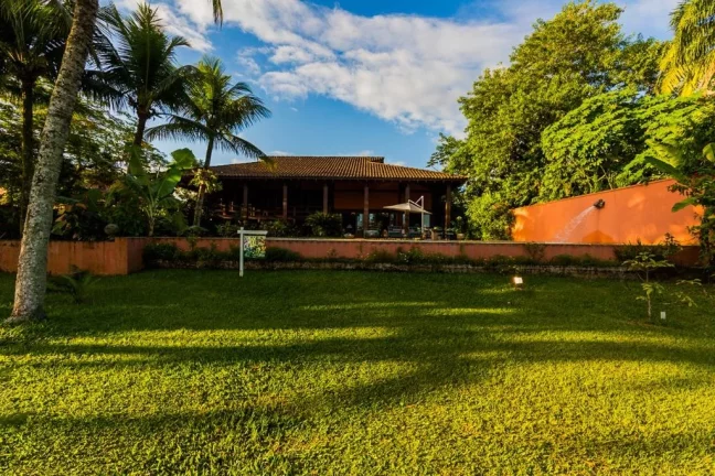 Imagem Pernambuco - Sala de estar com duplo ambiente, ampla varanda com sofás, 4 suítes e 8 vagas.