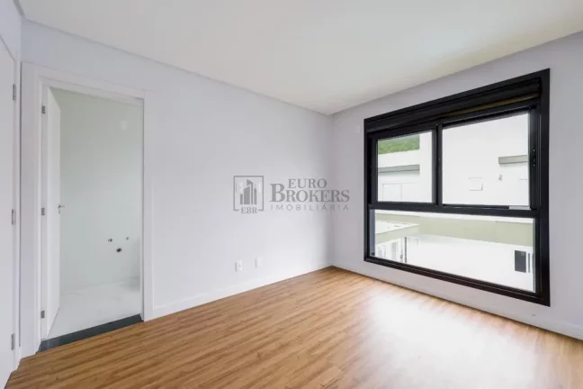 Imagem Casa com 4 suítes e 4 vagas à venda no condomínio Caledônia em Camboriú/SC