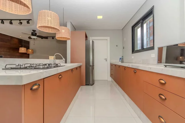 Imagem Apartamento com 3 suítes e 3 vagas de garagem no centro de Balneário Camboriú/SC