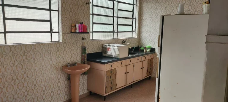 Imagem Casa com ótima localização na Avenida Afonso Pena com 03 Quartos + edícula á venda em Santos