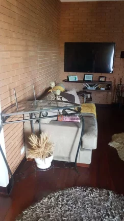 Imagem Sobrado com 3 dormitórios à venda, 206 m² por R$ 1.150.000 - J Jaguaribe - Campos do Jordão/SP