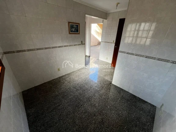 Imagem Casa de 600 m², com 3 entradas separadas (principal, sala da lareira e serviço). Com 5 suítes, se...