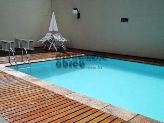 Imagem Apartamento em andar alto com piso em cerâmica branca, varanda na sala de estar e no dormitório, b...