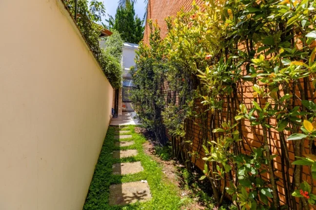Imagem Casa de luxo na Vila Madalena: 4 quartos, 4 suítes, 2 salas, 6 banheiros, 2 vagas, 376m² - São Paulo-SP.