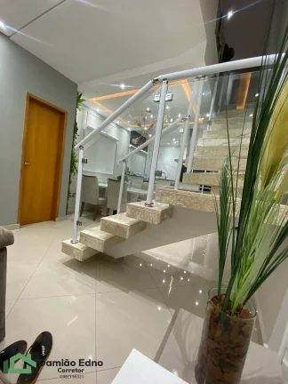 Casa com 126 AC 150 AT com 3 dorms uma suíte closet, mobilhada, piscina aqu