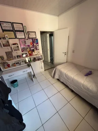 Imagem Adriano Carpes Imóveis vende, uma linda casa em alvenaria mais edícula , com 2 dormitórios sendo 1 suíte, no centro de Penha, com uma ótima localização.