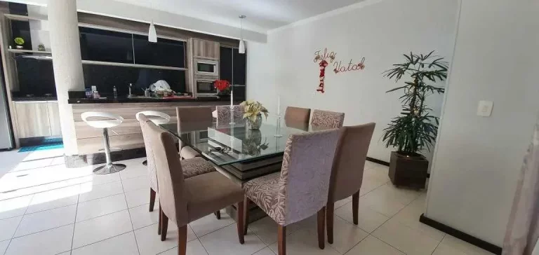Imagem Casa com 4 dormitórios sendo 1 suíte e 3 vagas de garagem no Centro de Itajaí