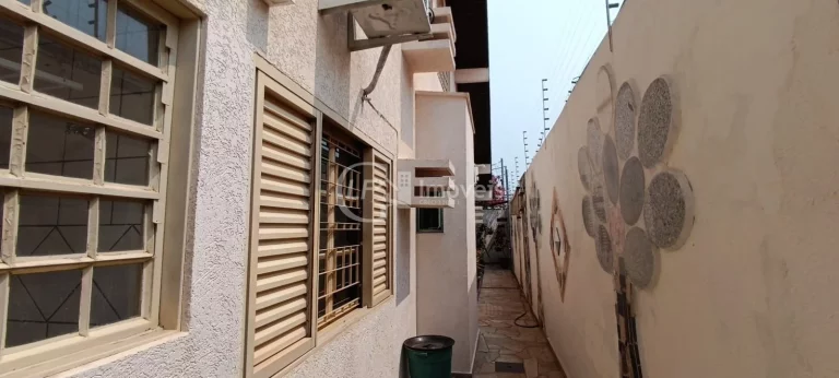 Imagem Oportunidade Única! Terreno Amplo com Casa Completa e Sofisticada