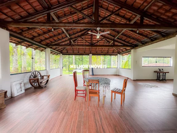 Imagem Sítio à venda em Camboriú-SC com 15.595m². Um verdadeiro paraíso com 6 lagoas, pomar e móveis rústicos.