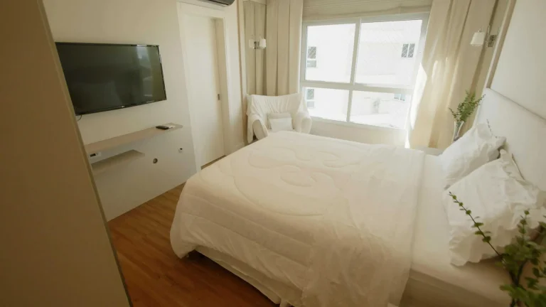 Imagem Apartamento mobiliado com 4 suítes e 3 vagas de garagem na Praia Brava em Itajaí/SC